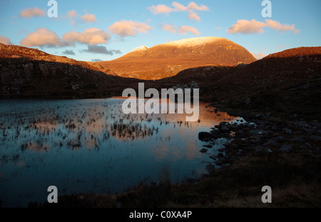 Beinn Alligin sur le coucher du soleil et Liathach Wester Ross Highlands Scotland UK Banque D'Images