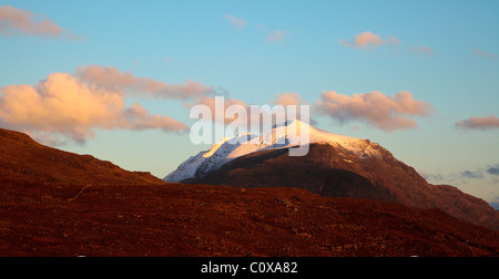 Beinn Alligin sur le coucher du soleil et Liathach Wester Ross Highlands Scotland UK Banque D'Images