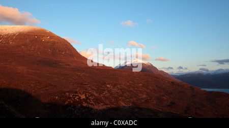 Beinn Alligin sur le coucher du soleil et Liathach Wester Ross Highlands Scotland UK Banque D'Images