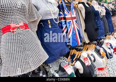 Camden Town ou Lock ou chevaux marché , London , wc séparés avec retro-jupes et robes & robe union jack Banque D'Images