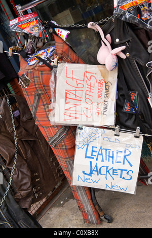 Camden Town ou Lock ou marché des chevaux , , Londres , vintage vieux vêtements usés avec décrochage pantalon tartan & vestes de cuir Banque D'Images