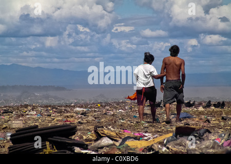 Un couple d'ordures recollectors promenades dans le dépotoir La Chureca, Managua, Nicaragua. Banque D'Images