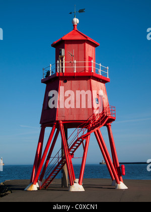 Le troupeau épi phare à Tynemouth, sur une journée de printemps ensoleillée Banque D'Images