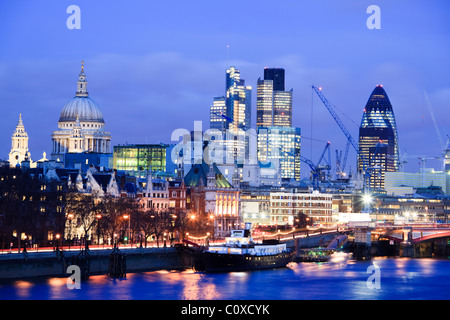 Sur les toits de la ville vue sur la rivière Thames au crépuscule, crépuscule ; Londres ; UK Banque D'Images