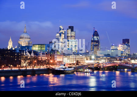 Sur les toits de la ville vue sur la rivière Thames au crépuscule, crépuscule ; Londres ; UK Banque D'Images