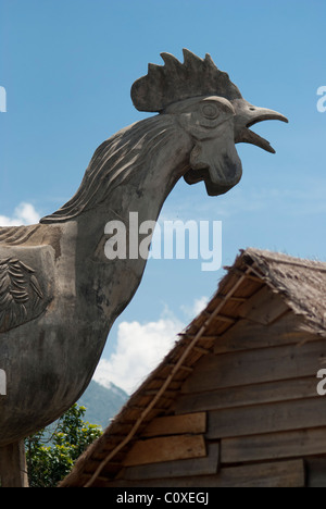 Statue de poulet à 'LANG' Dinh un village connu sous le nom de "village" de Koho tisserands, HighlandsVietnam centrale Banque D'Images