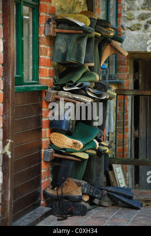 Des tonnes de bottes dans un rack d'initialisation de l'extérieur. Dorset, UK Octobre 2010 Banque D'Images