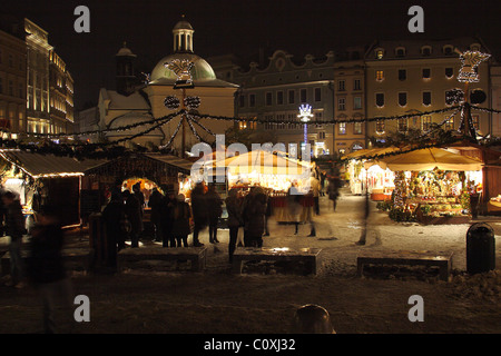 Marché de Noël sur la place du marché de Cracovie dans la soirée. La Pologne. Banque D'Images