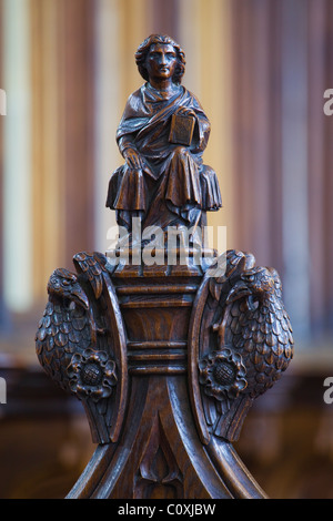 Une sculpture en bois à l'extrémité d'un banc dans le chœur. L'église Holy Trinity, Hull, East Yorkshire. Banque D'Images