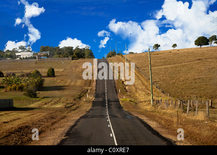 Outback australien avec des nuages au cours de l'hiver Banque D'Images