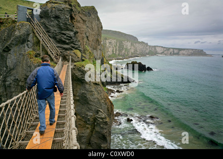 Le passage touristique Carrick-a-rede, comté d'Antrim, en Irlande du Nord. Banque D'Images