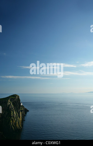 Phare Neist et vue sur le peu de Minch pour les Western Isles, Neist Point, île de Skye, en Ecosse. Banque D'Images