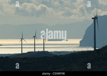 Éoliennes sur continent espagnol avec porte-conteneurs passant par le détroit de Gibraltar un Maroc en arrière-plan Banque D'Images