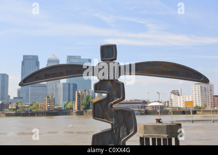 RBS Millénaire milepost sur le sentier de Greenwich avec les tours de Docklands en arrière-plan Banque D'Images