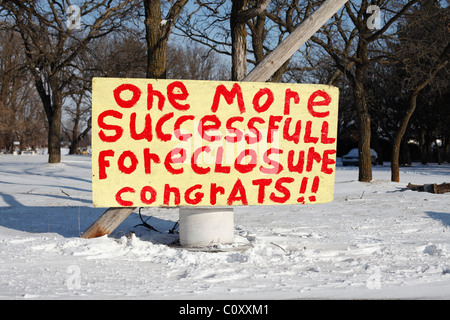 Un signe peint à la main en face d'un USA forclos accueil sarcastiquement ciblant la société de prêt hypothécaire. Banque D'Images