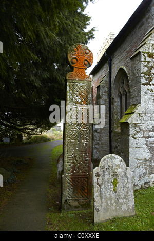 La Nevern Croix. Une cité médiévale chrétienne celtique croix en pierre, église St Brynach, Nevern, Pembrokeshire, Pays de Galles, Royaume-Uni Banque D'Images