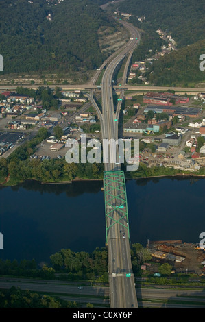 Vue aérienne au-dessus du pont de Fort Henry Interstate I-70 traversant la rivière Ohio Wheeling en Virginie de l'Ouest Banque D'Images