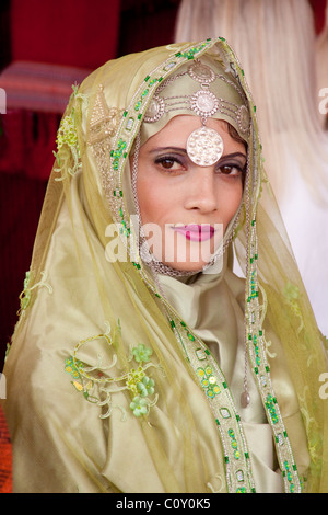 Femme Sultanat d'Oman, au Moyen-Orient, Santa Fe International Folk Art Market, Santa Fe, Nouveau Mexique, USA costume traditionnel nous Banque D'Images