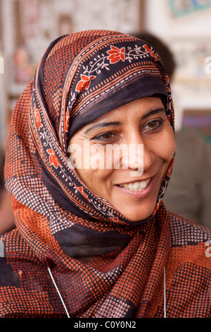 Femme Sultanat d'Oman, au Moyen-Orient, Santa Fe International Folk Art Market, Santa Fe, Nouveau Mexique, USA costume traditionnel nous Banque D'Images