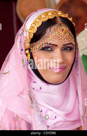 Femme Sultanat d'Oman, au Moyen-Orient, Santa Fe International Folk Art Market, Santa Fe, Nouveau Mexique, USA costume traditionnel nous Banque D'Images