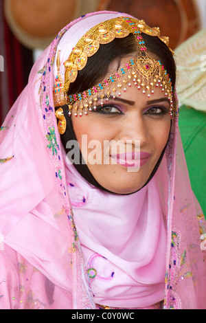 Femme Sultanat d'Oman, au Moyen-Orient, Santa Fe International Folk Art Market, Santa Fe, Nouveau Mexique, USA costume traditionnel nous Banque D'Images