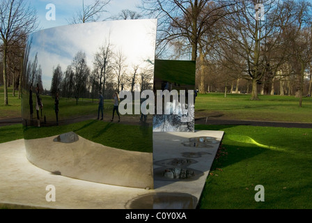 Anish Kapoor Miroirs Ciel Courbe C dans les jardins de Kensington, Londres Banque D'Images