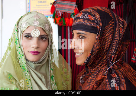Les femmes du Sultanat d'Oman, au Moyen-Orient, Santa Fe International Folk Art Market, Santa Fe, Nouveau Mexique, USA costume traditionnel nous Banque D'Images