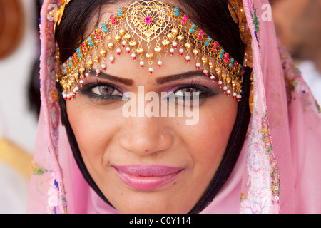 Sultanat d'Oman, au Moyen-Orient, femme en costume traditionnel, Santa Fe International Folk Art Market, Santa Fe, New Mexico, USA Banque D'Images