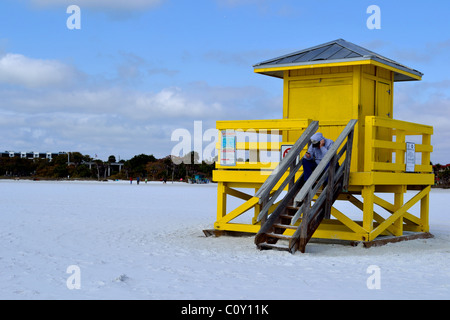 Jaune lifeguard shack sur Siesta Key Beach à Sarasota, Floride Banque D'Images