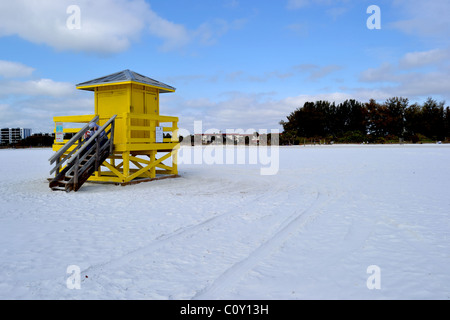 Jaune lifeguard shack sur Siesta Key Beach à Sarasota, Floride Banque D'Images