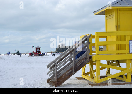 Jaune lifeguard shack sur Siesta Key Beach à Sarasota, Floride Banque D'Images