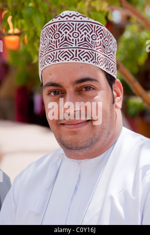 Sultanat d'Oman, au Moyen-Orient, Santa Fe International Folk Art Market, Santa Fe, Nouveau Mexique, Etats-Unis costume traditionnel Banque D'Images