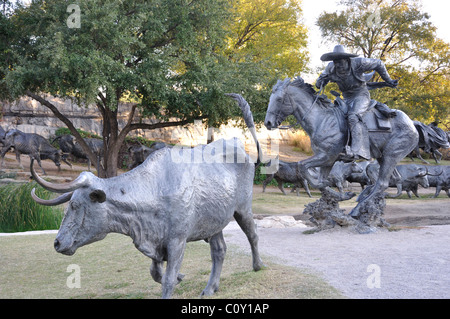 Transport de bétail ensemble de sculptures de Robert Summers à Pioneer Plaza par le Centre de Convention de Dallas, Texas, USA Banque D'Images