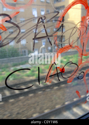 Graffiti sur une fenêtre de train à rome Banque D'Images