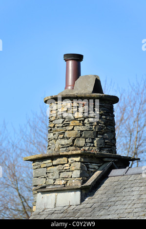 Cheminée en pierre traditionnelle sur house. Glen Wynne Road, Windermere, Parc National de Lake District, Cumbria, Angleterre, Royaume-Uni, Europe Banque D'Images