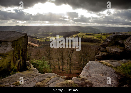 Vue vers l'espoir et de Edale Stanage Edge, le Peak District, Derbyshire. Banque D'Images