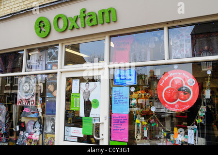 Magasin de charité Oxfam, Mill Road, Cambridge, England, UK Banque D'Images