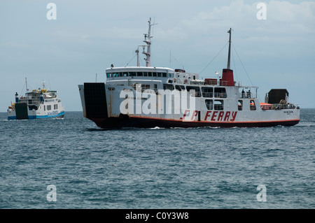 Ferry inter-îles arrivant à Padang Bai Bali après avoir fait la traversée de quatre heures du détroit de Lombok Banque D'Images