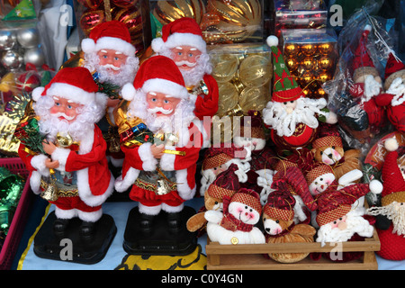 Santa Claus figurines et peluches pour la vente au marché de Noël , La Paz , Bolivie Banque D'Images