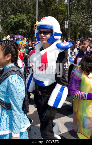 Membre de la Croix-Rouge mexicaine avec un costume lors d'un défilé dans la ville de Mexico Banque D'Images