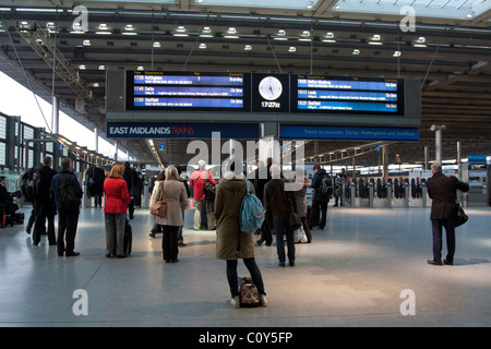 La plate-forme les trains East Midlands - St Pancras - Londres Banque D'Images