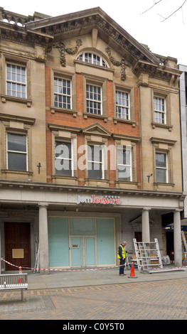 Travail des travailleurs sur un 'loisirs' jem et arcade divertissement extérieur salle de bingo sur une ligne longue, Nottingham City Centre Banque D'Images