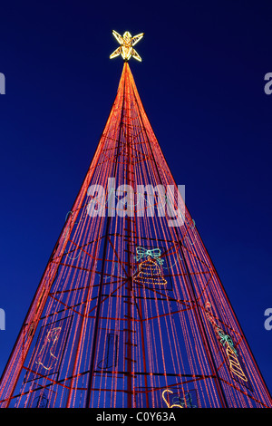 Arbre de Noël artificiel extérieur fait de bandes lumineuses rouges à la Paz, Bolivie Banque D'Images