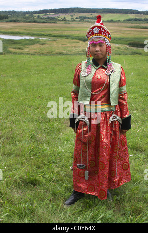 Fille dans le costume national bouriate sur une nature d'été au festival de folklore dans Pushkinskiye sanglant. Région de Pskov, Russie Banque D'Images