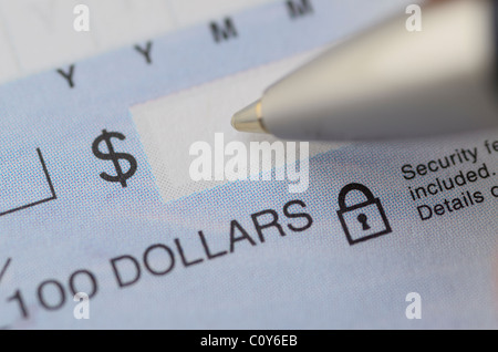 Close up of pen écrit le montant en dollars sur une case avec des fonctions de sécurité Banque D'Images