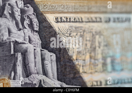 Une livre égyptienne bank note cash money bill avec Pharaon Ramsès à Abou Simbel temple Banque D'Images