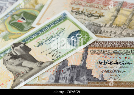 Collection de vieux billets égyptien des factures avec 25 piastres gizeh sphynx et un livre papier-monnaie Monnaie Monnaie légale Banque D'Images