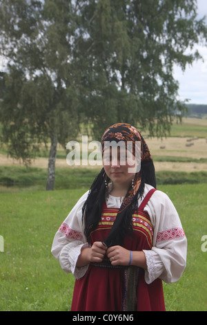 Une fille dans une robe traditionnelle russe au festival de folklore dans la région de Pskov. La Russie Banque D'Images