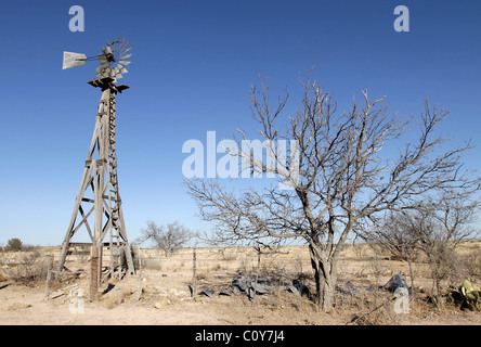 Ancien moulin à vent utilisé pour pomper l'eau dans l'ouest jusqu'au Texas, près de la ville de Marathon. Banque D'Images