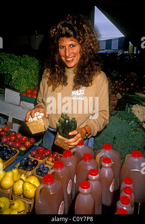 Femme canadienne-française, canadienne française, femme, femme adulte, vendeur de légumes, la vente de jus de pomme, le Marché Atwater, Montréal, Québec, Canada Banque D'Images
